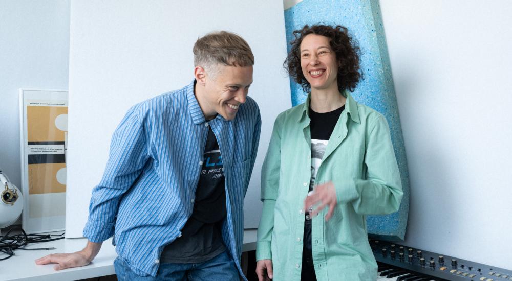 Femke & Lander Gyselinck laughing next to a keyboard and drum