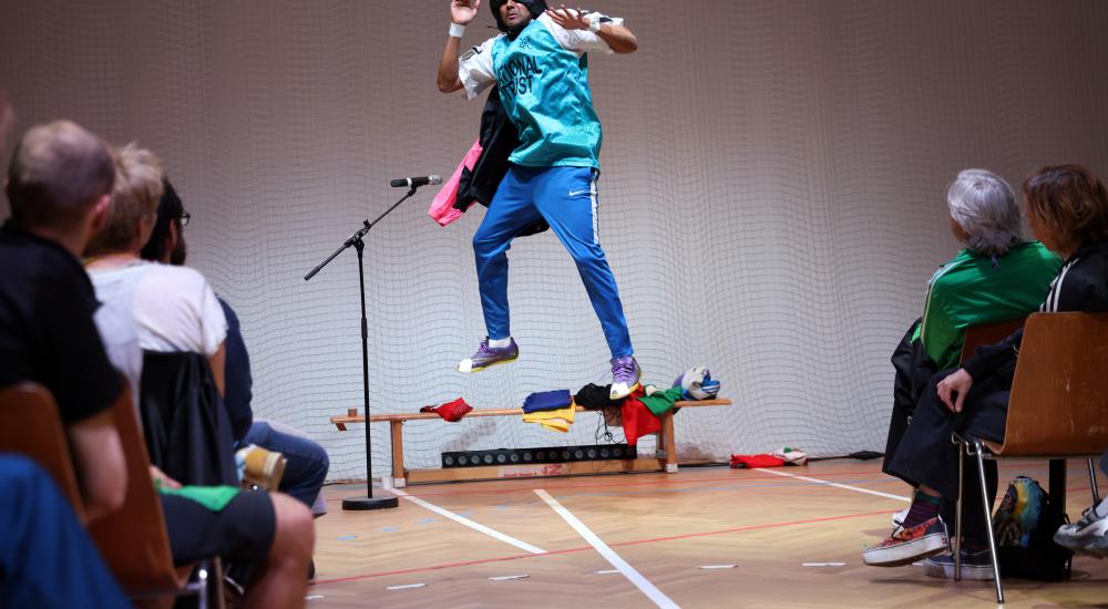 performer springt in de lucht