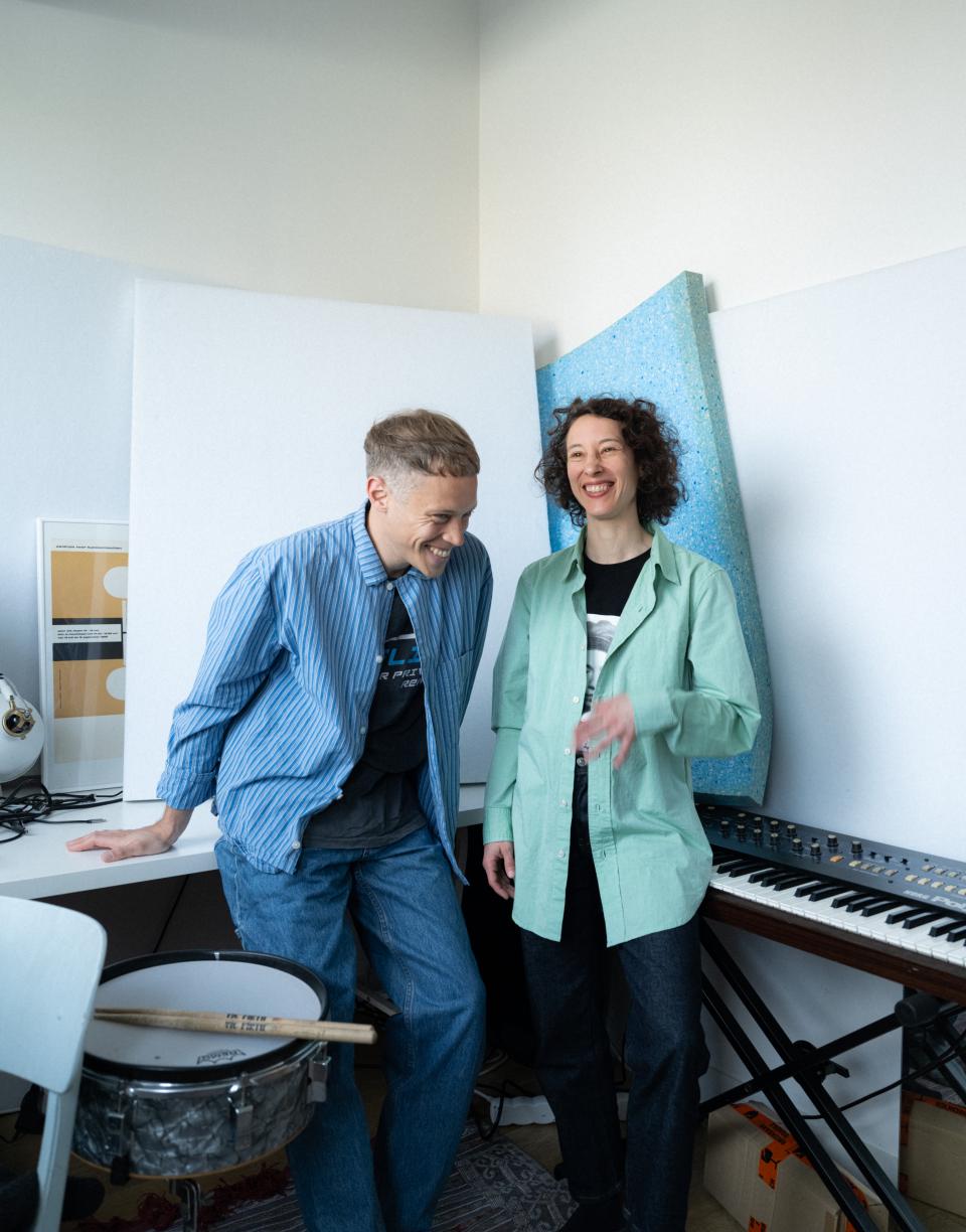Femke & Lander Gyselinck laughing next to a keyboard and drum
