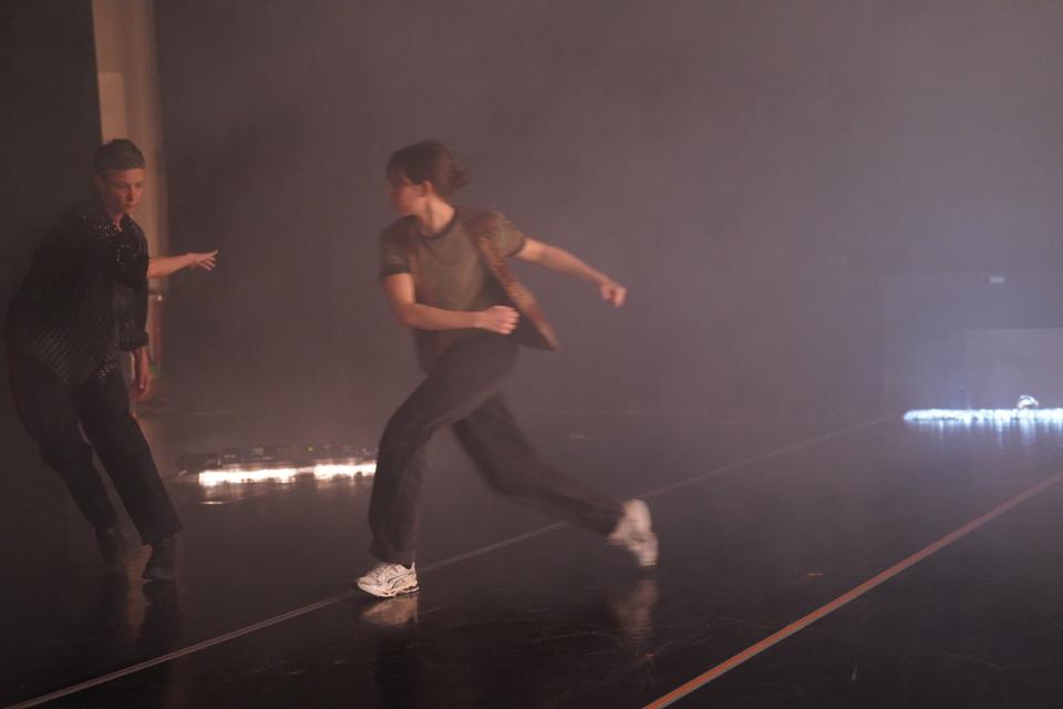 Marie Goudot & Sophia Dinkel dancing