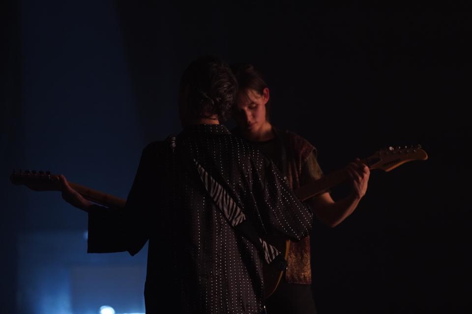 Marie Goudot & Sophia Dinkel dancing